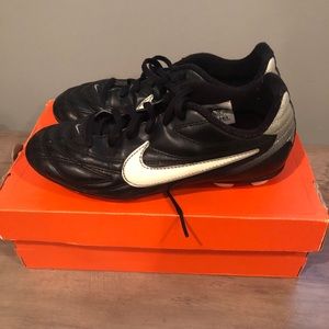 Nike Athletic Cleats Black White Silver, Size 4Y